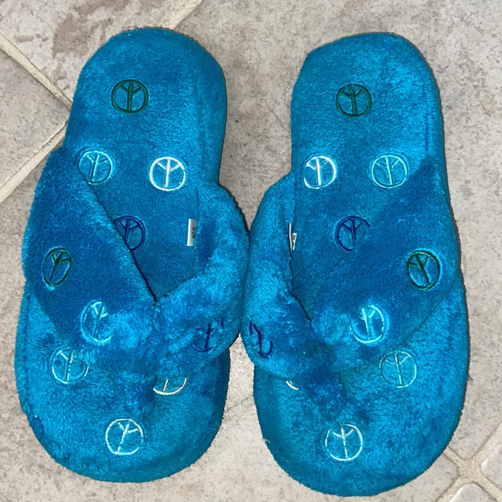 Aeropostal fluffy soft kids slippers medium Sz 7-8 peace signs girls boys